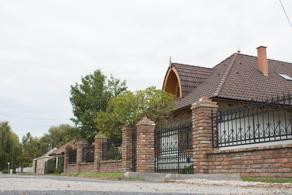 Villa Maximilian Balatonkeresztur Exterior photo